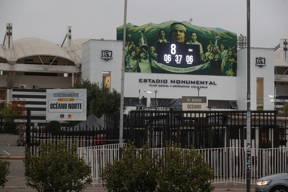 Sin hinchas y triunfo para Fortaleza: Colo Colo es duramente sancionado por Conmebol tras incidentes en Monumental