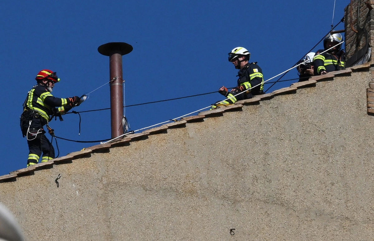 VIDEO| Instalan la chimenea en la Capilla Sixtina: Elección del nuevo papa comienza este miércoles