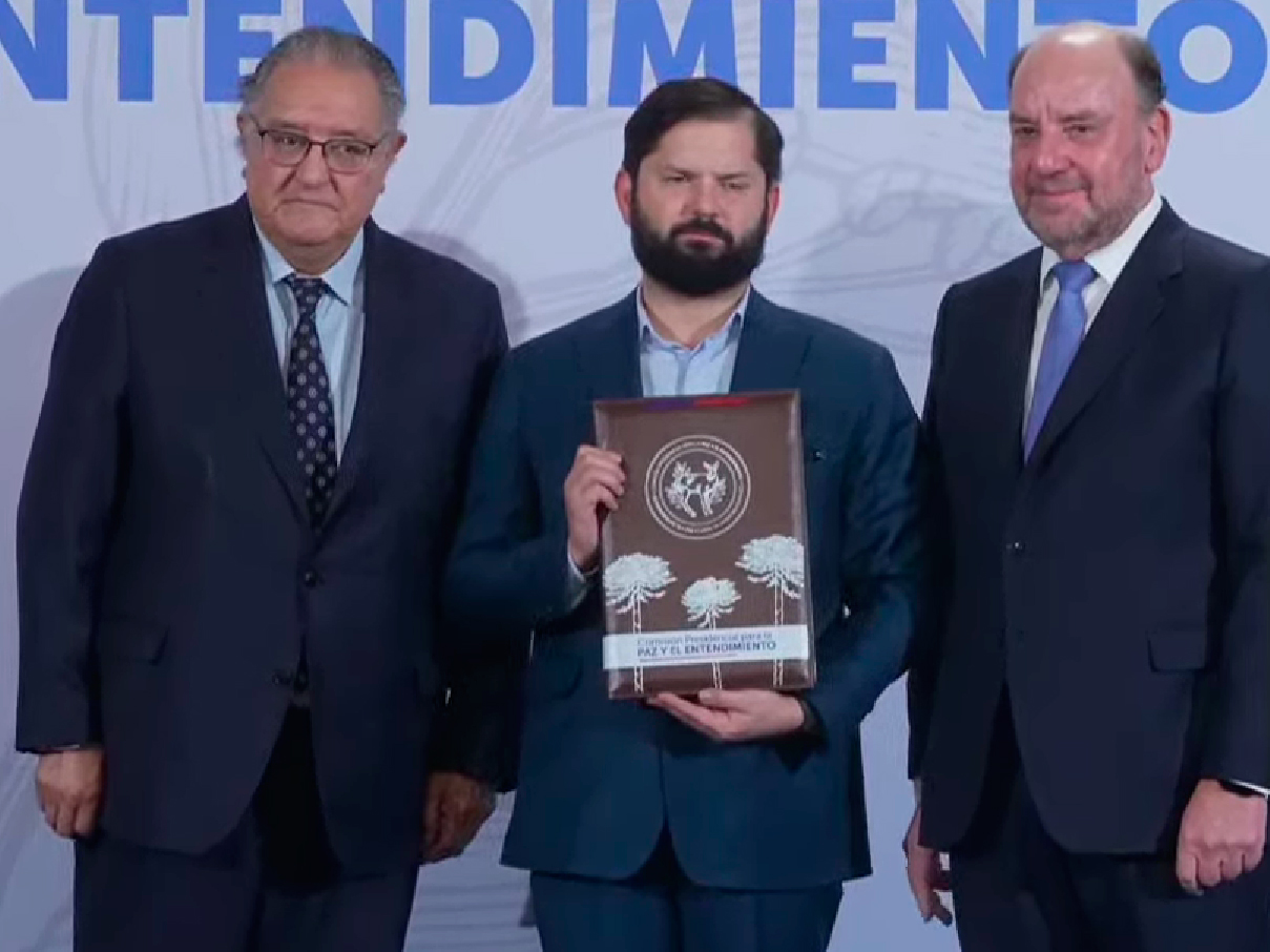 VIDEO| Boric recibe informe de la Comisión para la Paz y Entendimiento: “Lo estudiaré para dar cuenta al país”