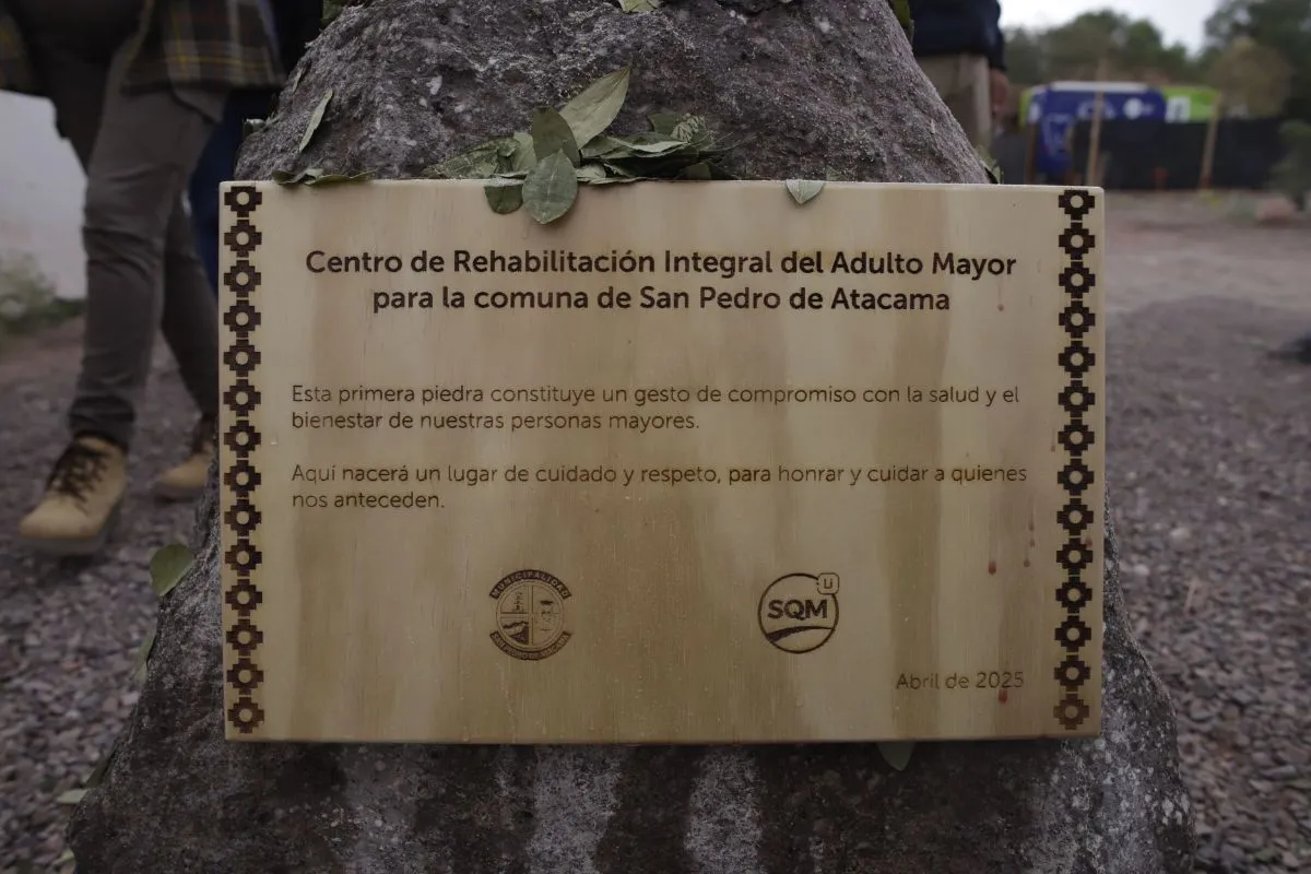 Placa por la colocación de la primera piedra del centro.