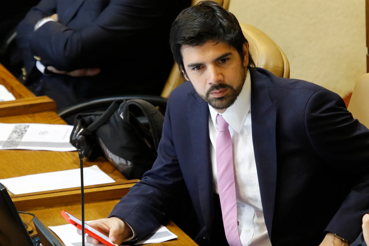 Joaquín Lavín Jr. declaró en calidad de imputado por corrupción: Fue voluntaria pues aún tiene fuero