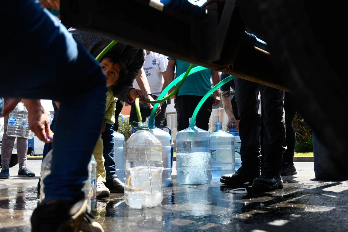 Guerra del agua en Antofagasta: Vecinos demandan a sanitaria por cortes constantes y por priorizar a mineras