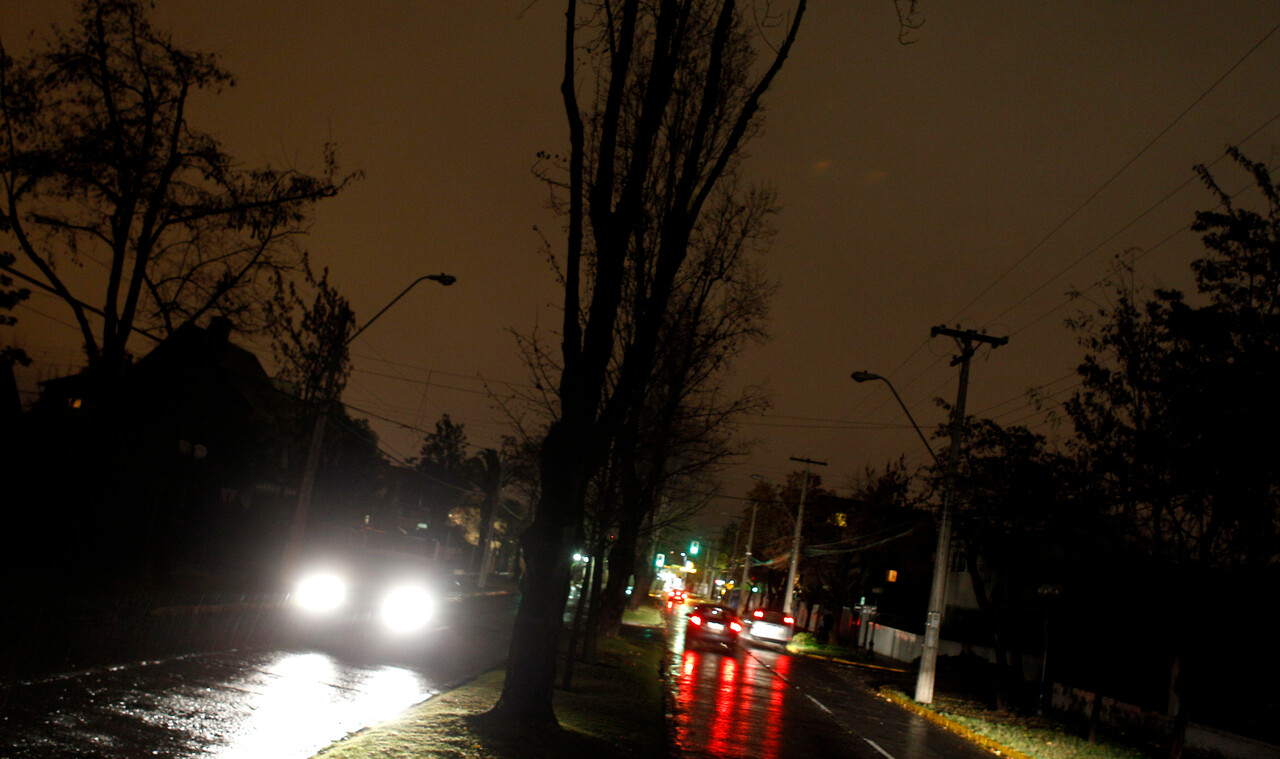 Cuéntate una de vaqueros: Más de 15.000 hogares sufren por corte de luz en Santiago tras lluvias