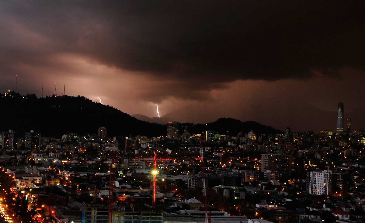 Lluvia, tormentas eléctricas y cortes de luz: ¿Hasta qué hora seguirán las precipitaciones en Santiago?