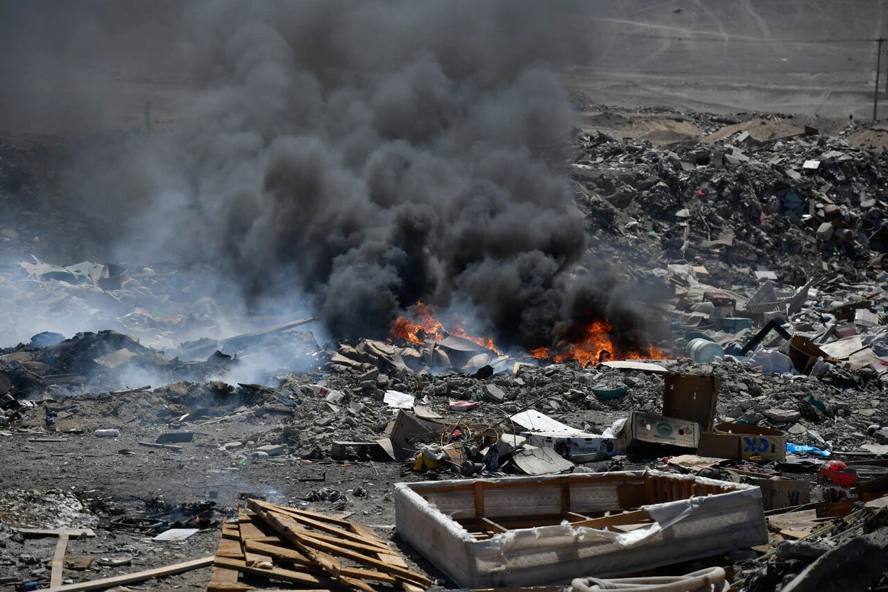 Incendio perpetuo de basura en Antofagasta: Clausuras y fallos de la corte no logran cerrar ex vertedero La Chimba