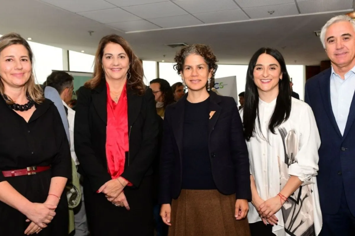 Verónica Torres, gerenta de Sostenibilidad CCS; María Teresa Vial, presidenta de la CCS, Maisa Rojas, ministra del Medioambiente; Romina Reyes, gerenta de TRAEE y Carlos Soublette, gerente general CCS.