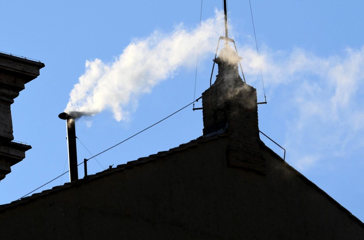 ¡Habemus Papam! Campanadas y humo blanco en la Capilla Sixtina provocan expectación mundial
