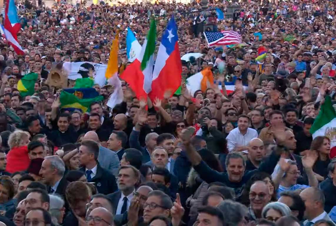 El mundo sigue esperando por conocer el nombre del nuevo papa, el número 267
