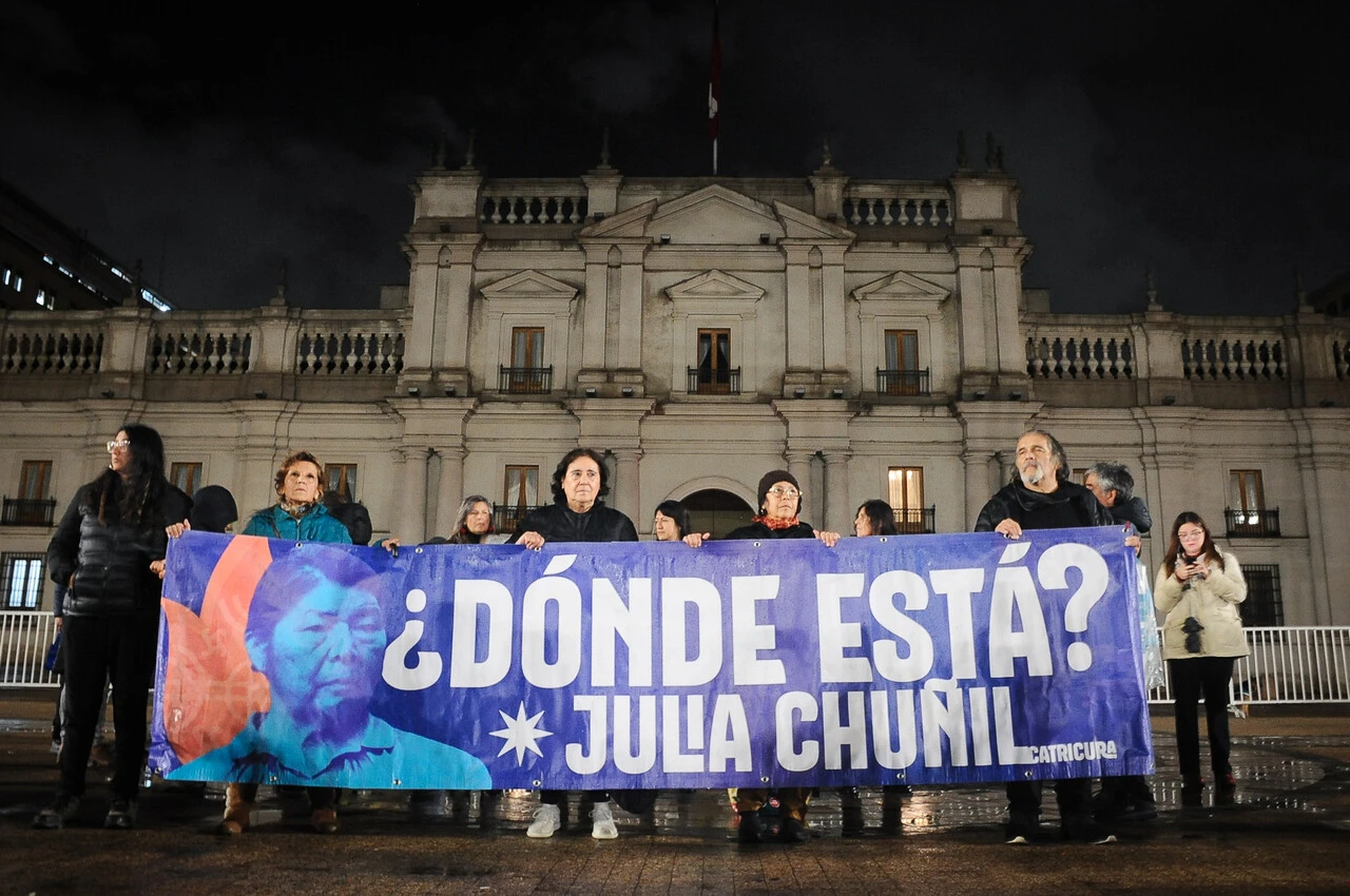 VIDEO| Ni la lluvia impidió gritar “¿dónde está Julia Chuñil?”: Multitudinaria marcha por Santiago pidiendo respuestas