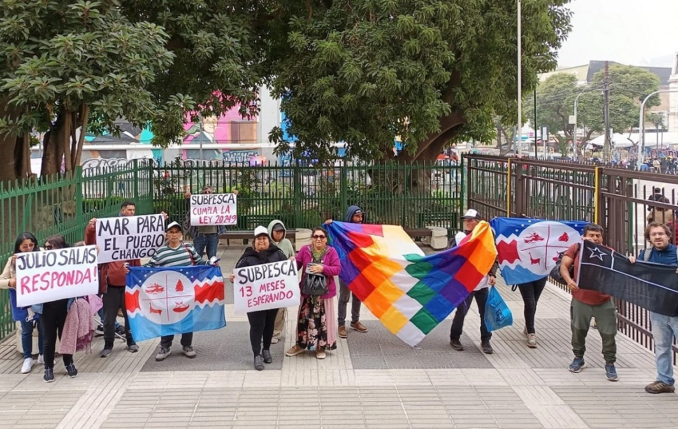 Changos cruzan medio Chile para reclamar por atraso en trámite para proteger sus mares