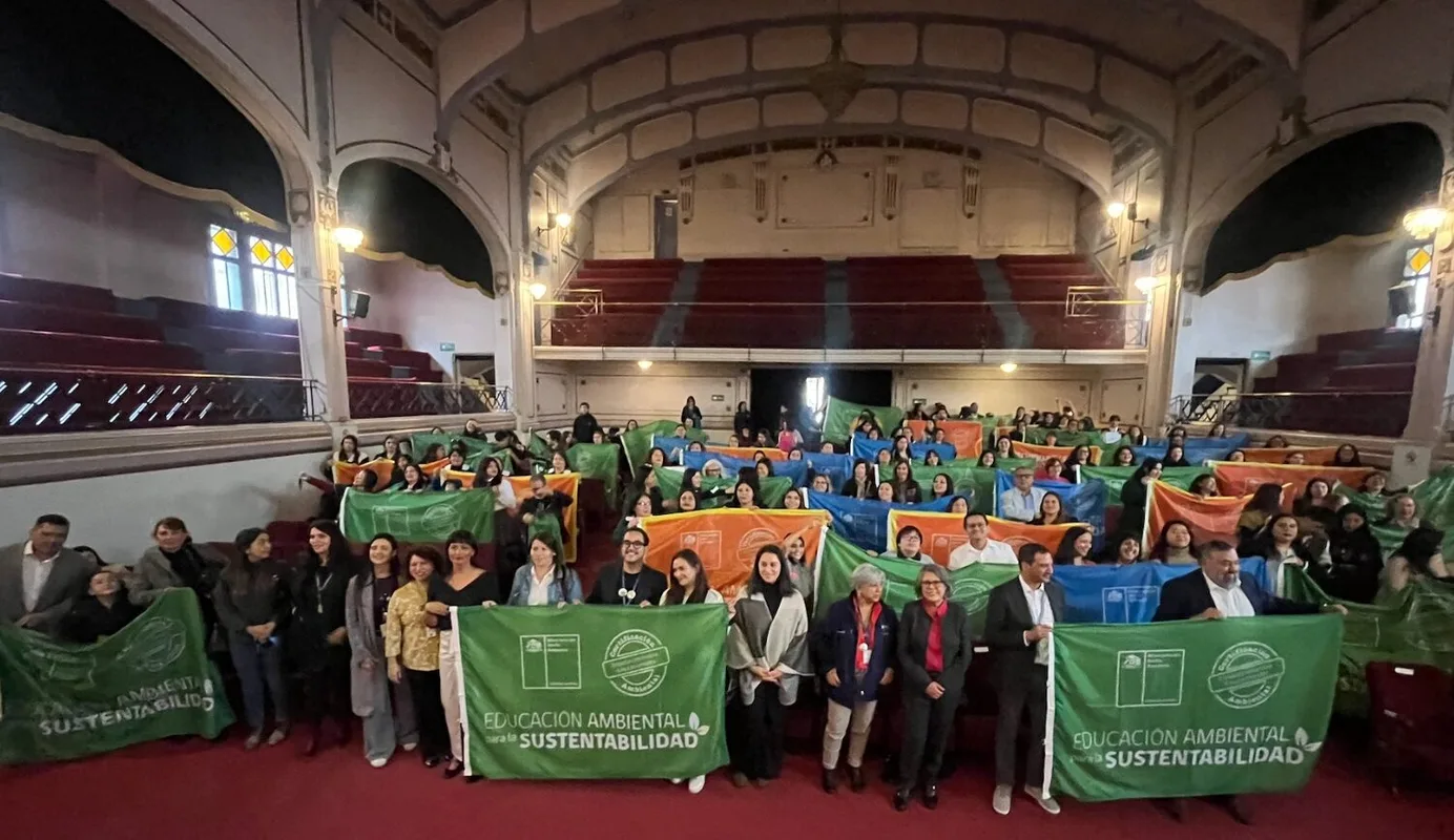 Personal de la educación en línea con la sustentabilidad.