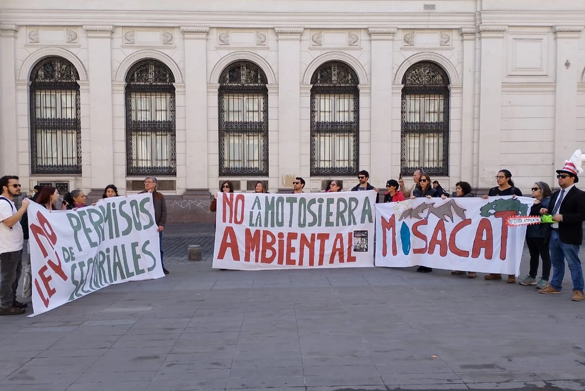 Motosierra: Organizaciones usan concepto de Milei contra Boric por debilitar control ambiental en vez de mejorarlo