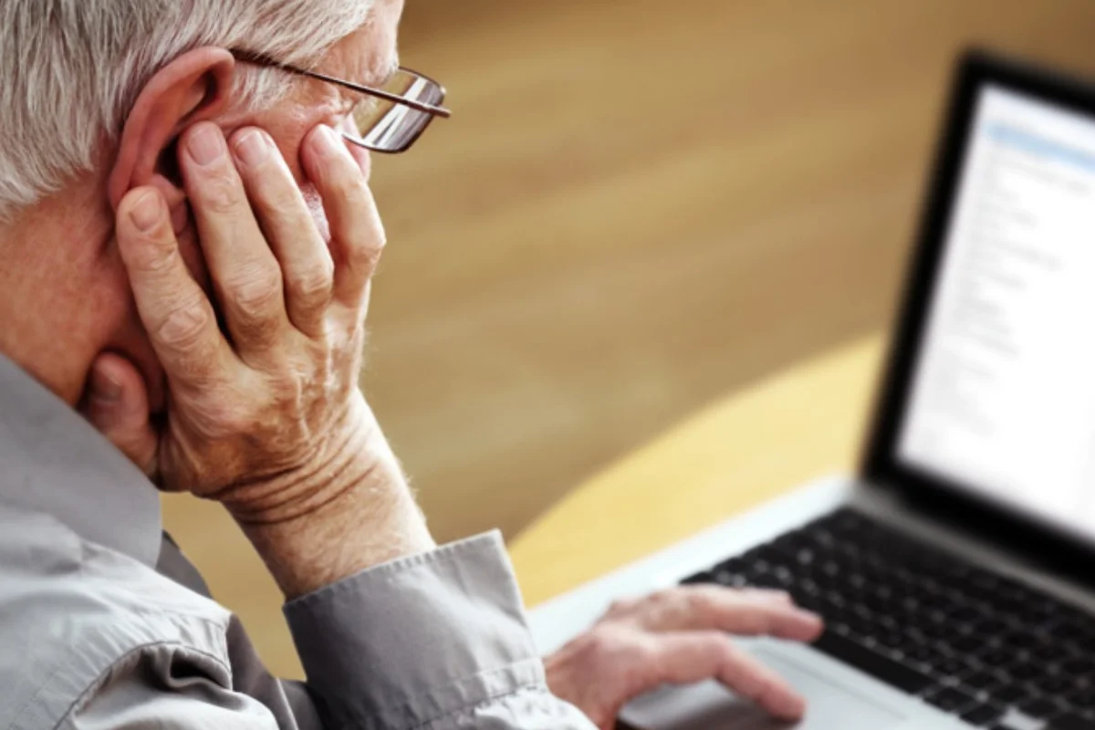 Cómo la exclusión digital amenaza la conexión con vínculo familiar de los adultos mayores en Chile