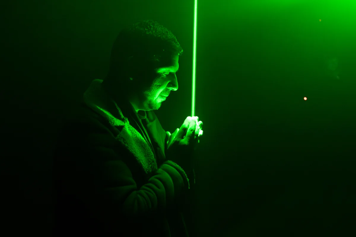 Con visitas guiadas en el MIM: Arte y ciencia unidos en muestra lumínica inmersiva sobre misterios de la luz