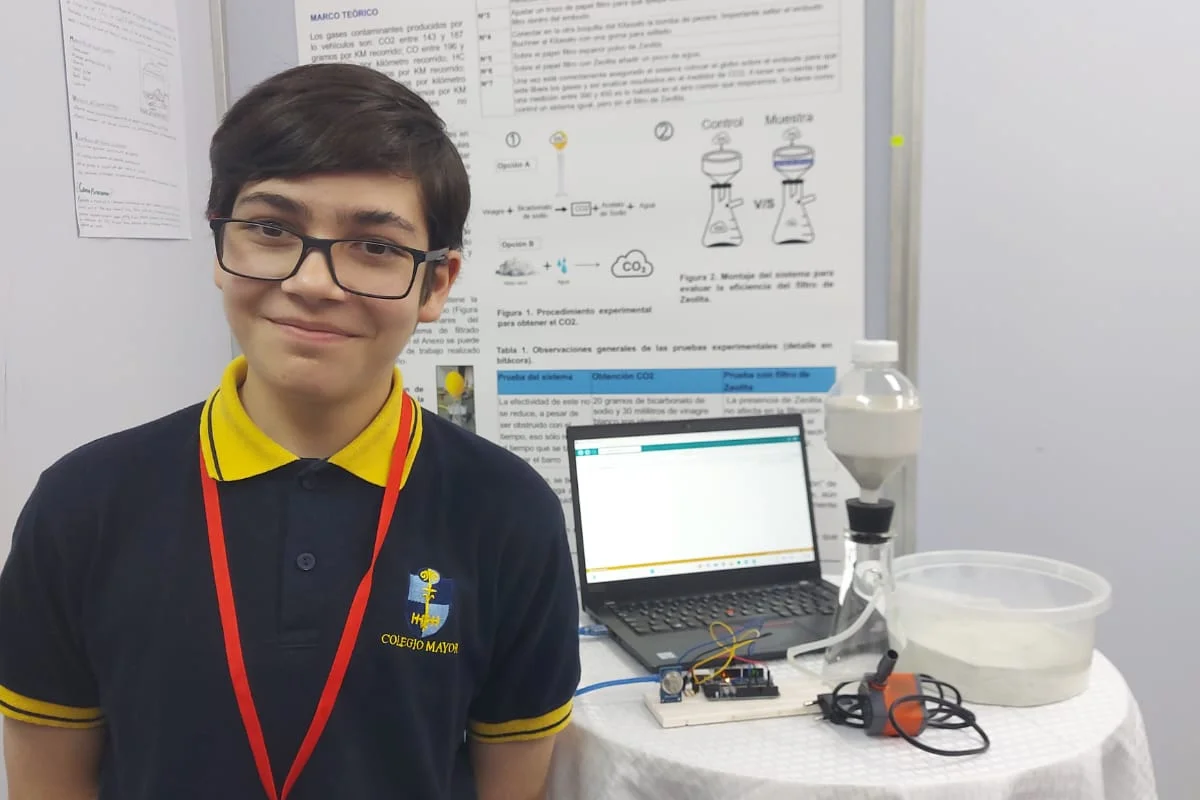 Esteban Castro, el joven que creó filtro para autos que absorbe C02 y que representará a Chile en feria internacional