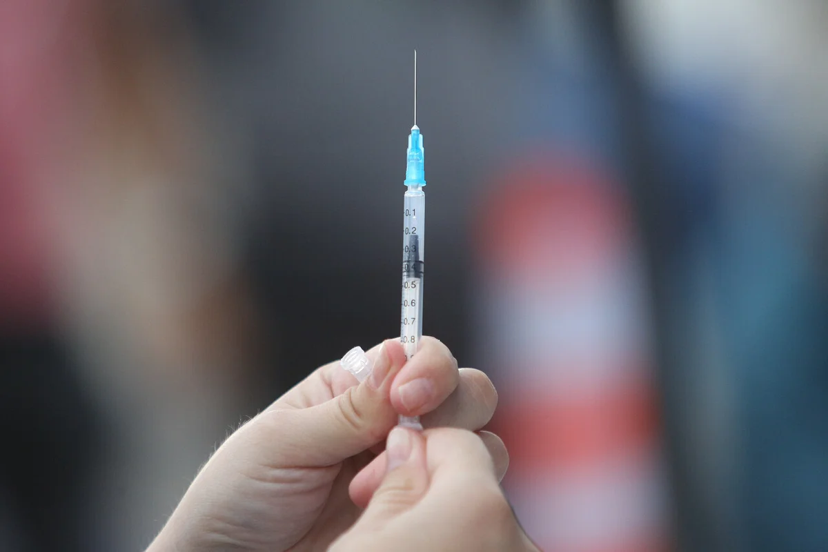 ISP alerta sobre vacunas contra virus sincicial para mayores de 60 años por posible relación con Síndrome de Guillain-Barré