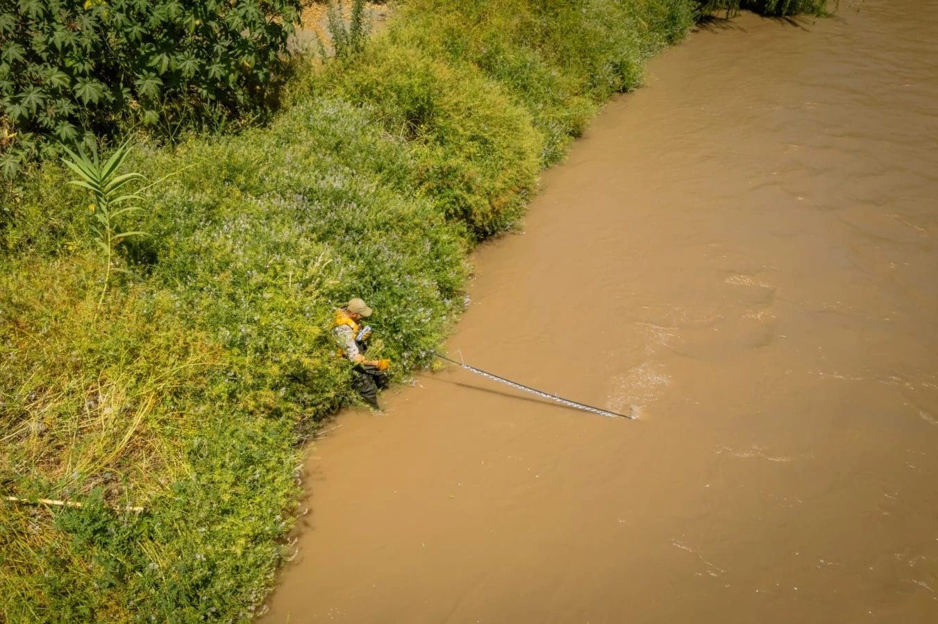 Con burbujas de aire limpian el agua del Mapocho: Dispositivo captura plásticos, plumavit y residuos livianos