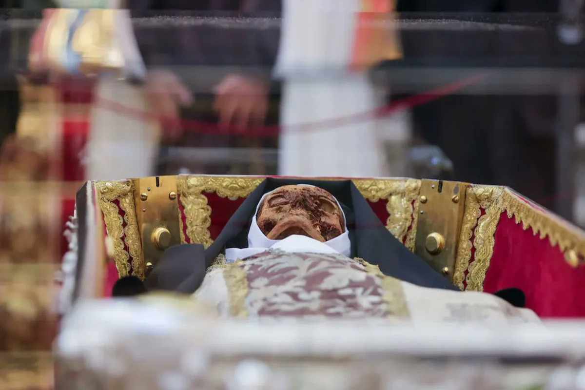 VIDEO| Indignación en redes por exposición del cuerpo de Santa Teresa de Jesús a 500 años de su muerte