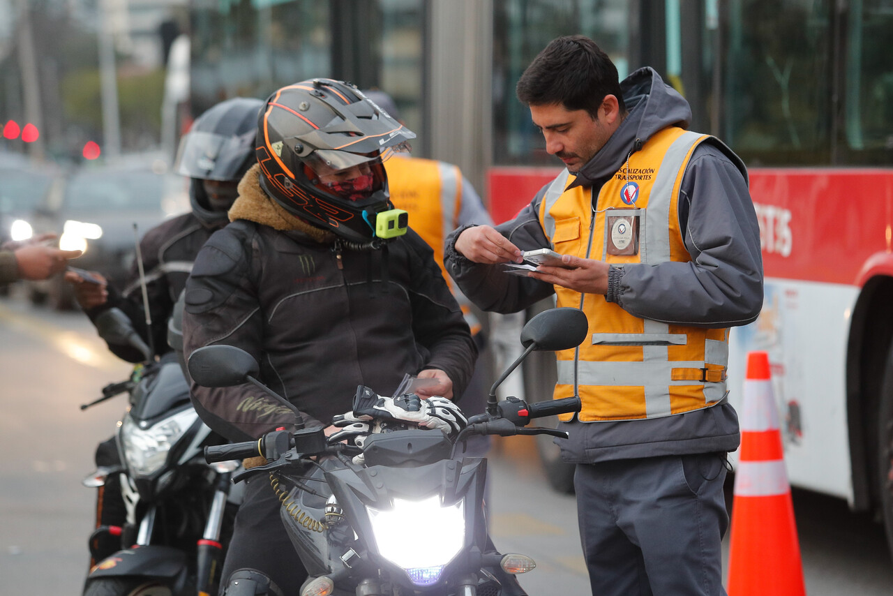 Restricción vehicular hoy miércoles 14 de mayo: Las patentes que no pueden circular por Santiago