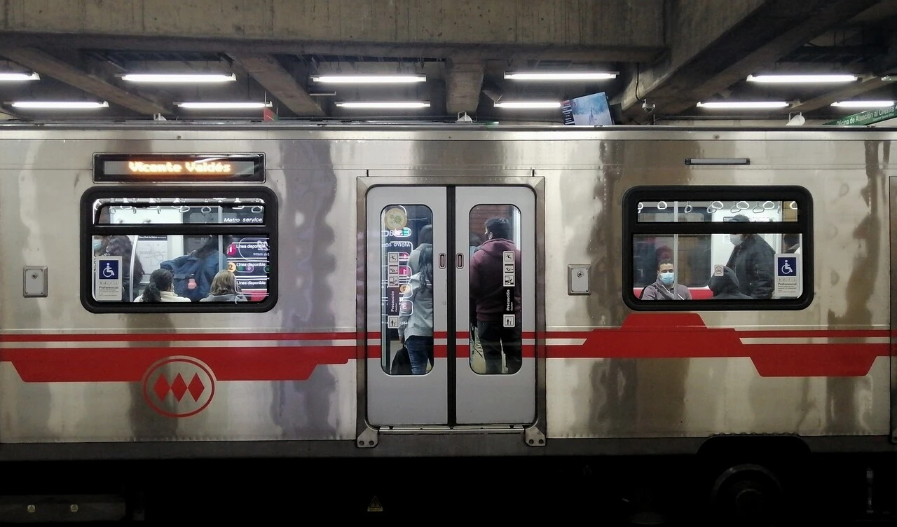 Metro hasta el Aeropuerto de Santiago: La idea del gobierno para extender la Línea 7 con tren ligero