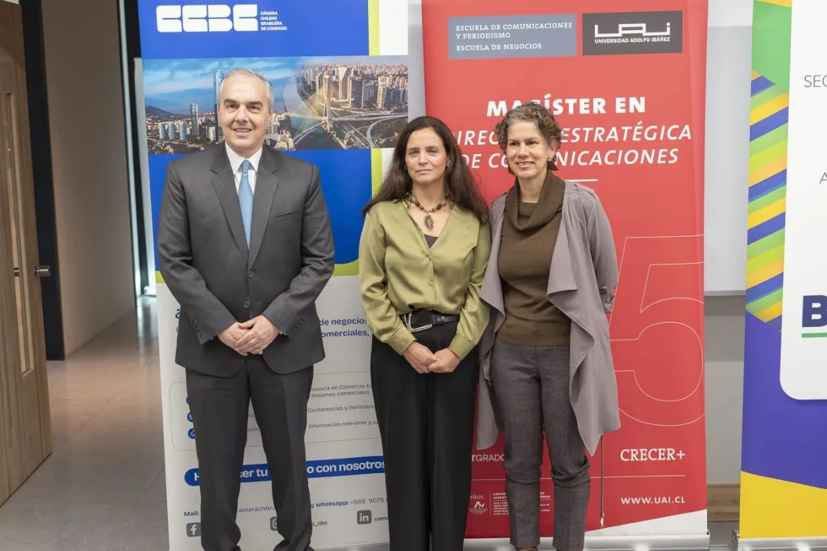 Paulo Pacheco, embajador de Brasil en Chile, Maisa Rojas, ministra de Medioambiente y Magdalena Browne, decana de la Escuela de Comunicaciones y Periodismo UAI.
