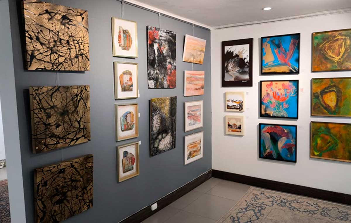 La Oportunidad de un Descubrimiento: 70 artistas emergentes de Chile exponen con la posibilidad de invertir la obra