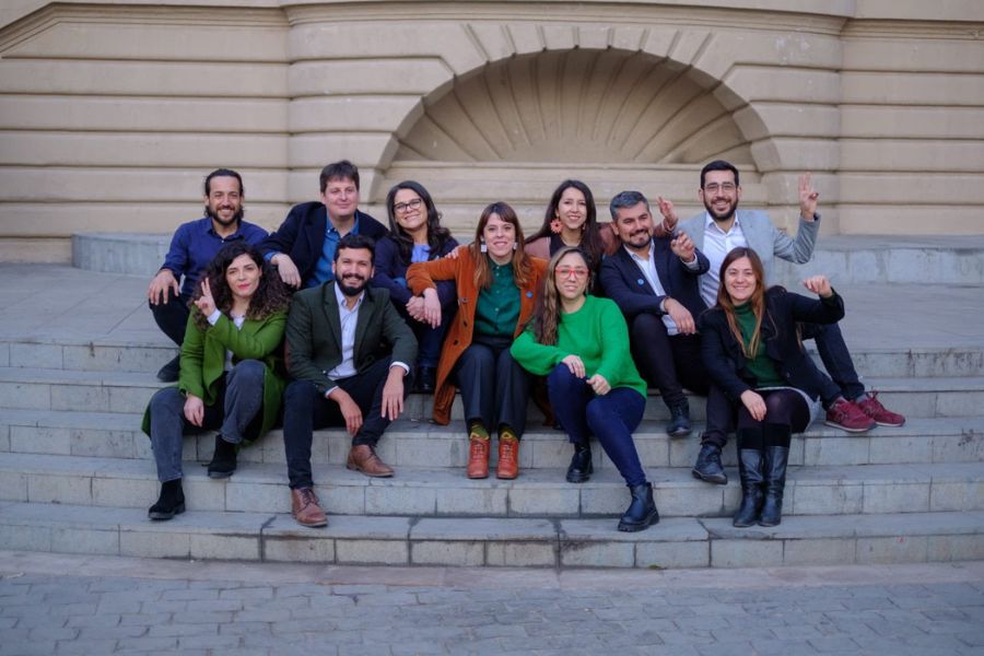 Frente Amplio muestra su fuerza en elecciones internas que superan en participación al PS y derecha