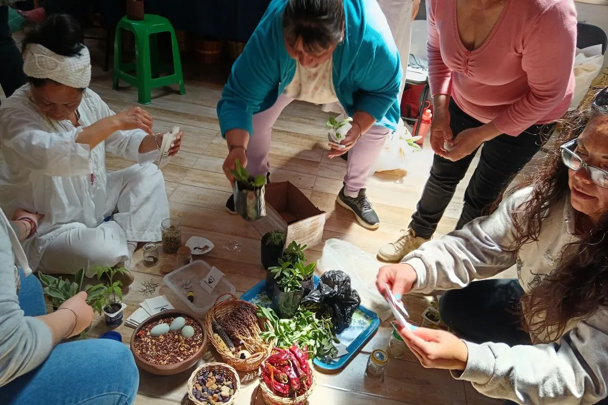 Campesinos y parte de sus cosechas.