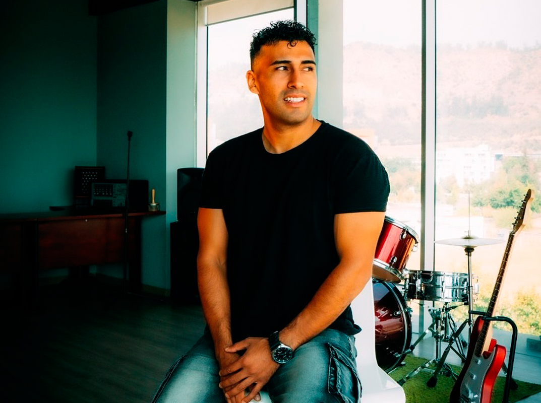 Osezz: La historia del árbitro profesional chileno que la está rompiendo como cantante urbano