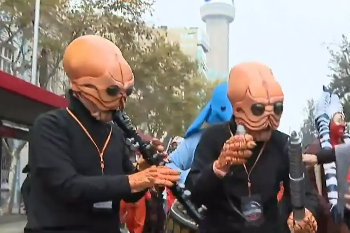 VIDEO| Star Wars: Fanáticos protagonizan curioso y llamativo desfile en el centro de Santiago