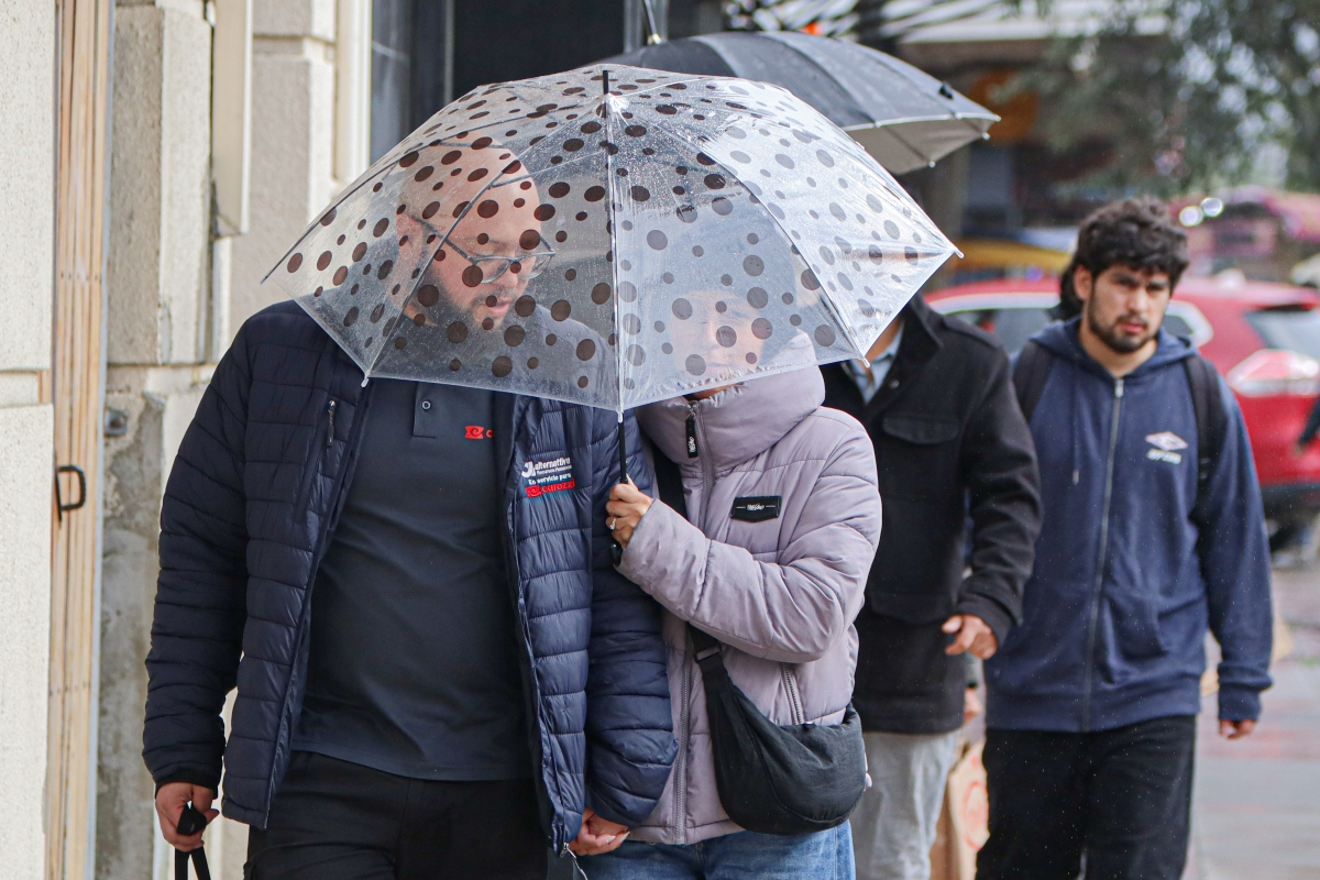 Lluvias llegan este domingo en la noche a la Región Metropolitana: Pronóstico incluye nevadas