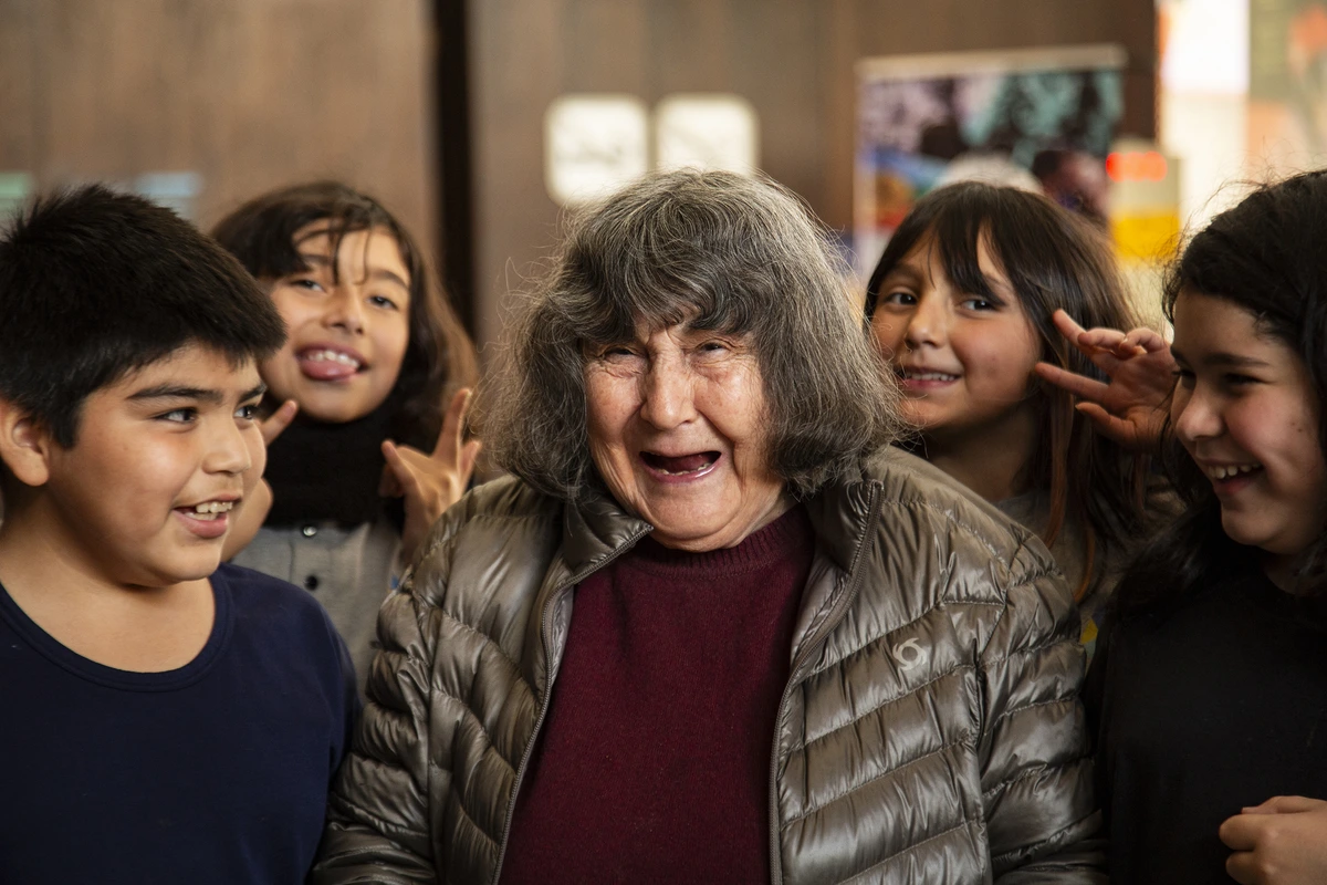 Alicia Vega recibe emotivo homenaje por sus 40 años de talleres de cine para niños y niñas en poblaciones vulnerables