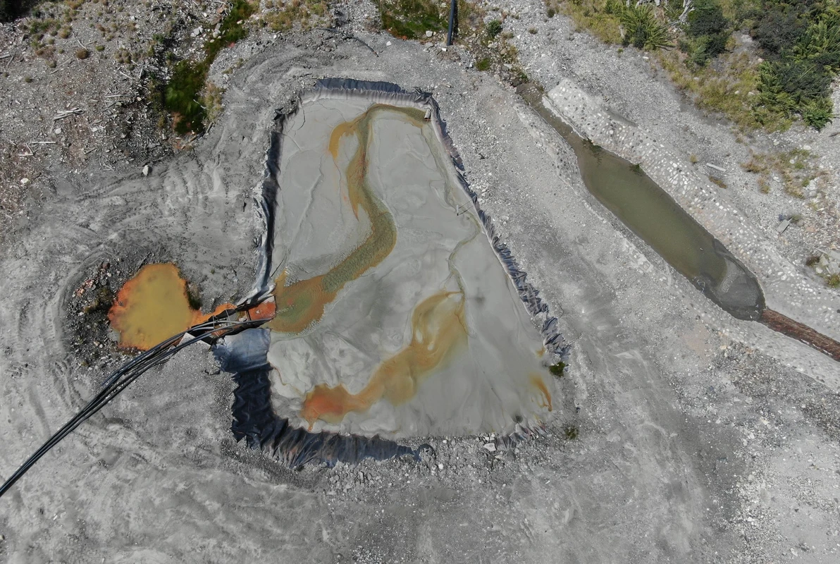 Relave minero colapsado contamina el agua de familias rurales en Aysén: Llevan una década esperando medidas