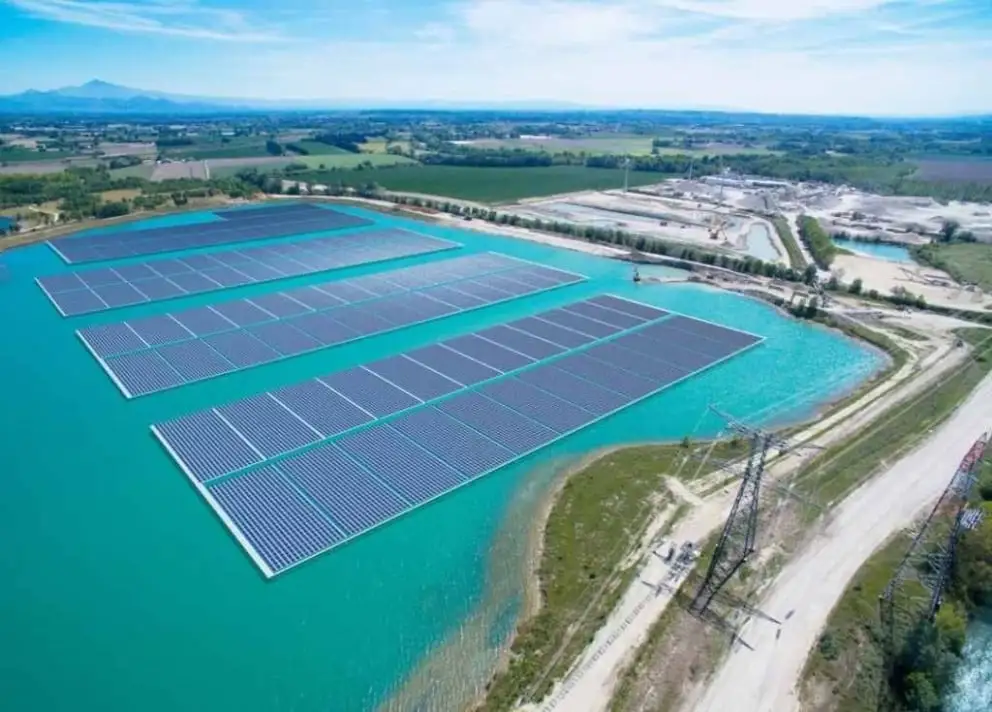 Paneles solares flotantes.