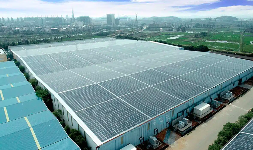Paneles solares sobre los techos.