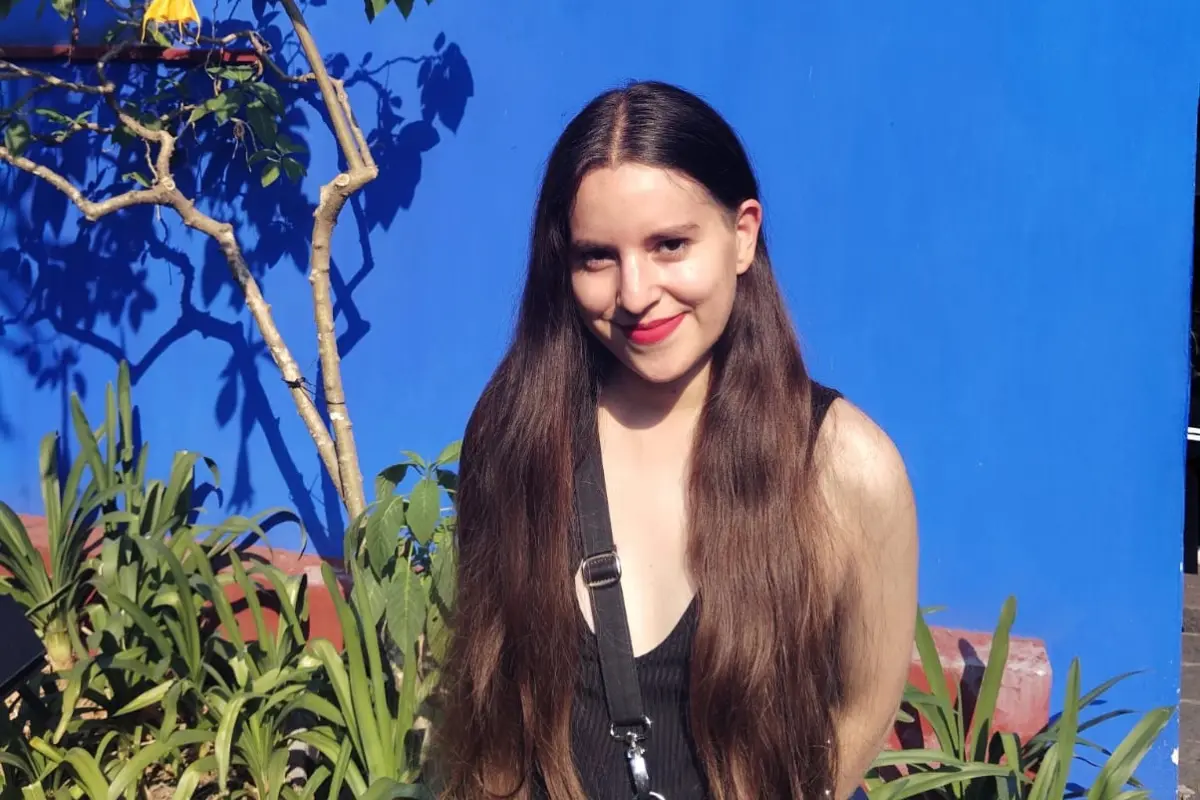 Artista Paula Coñoepan presenta performance con trenza de 9 kilos de ají cacho de cabra sobre identidad mapuche