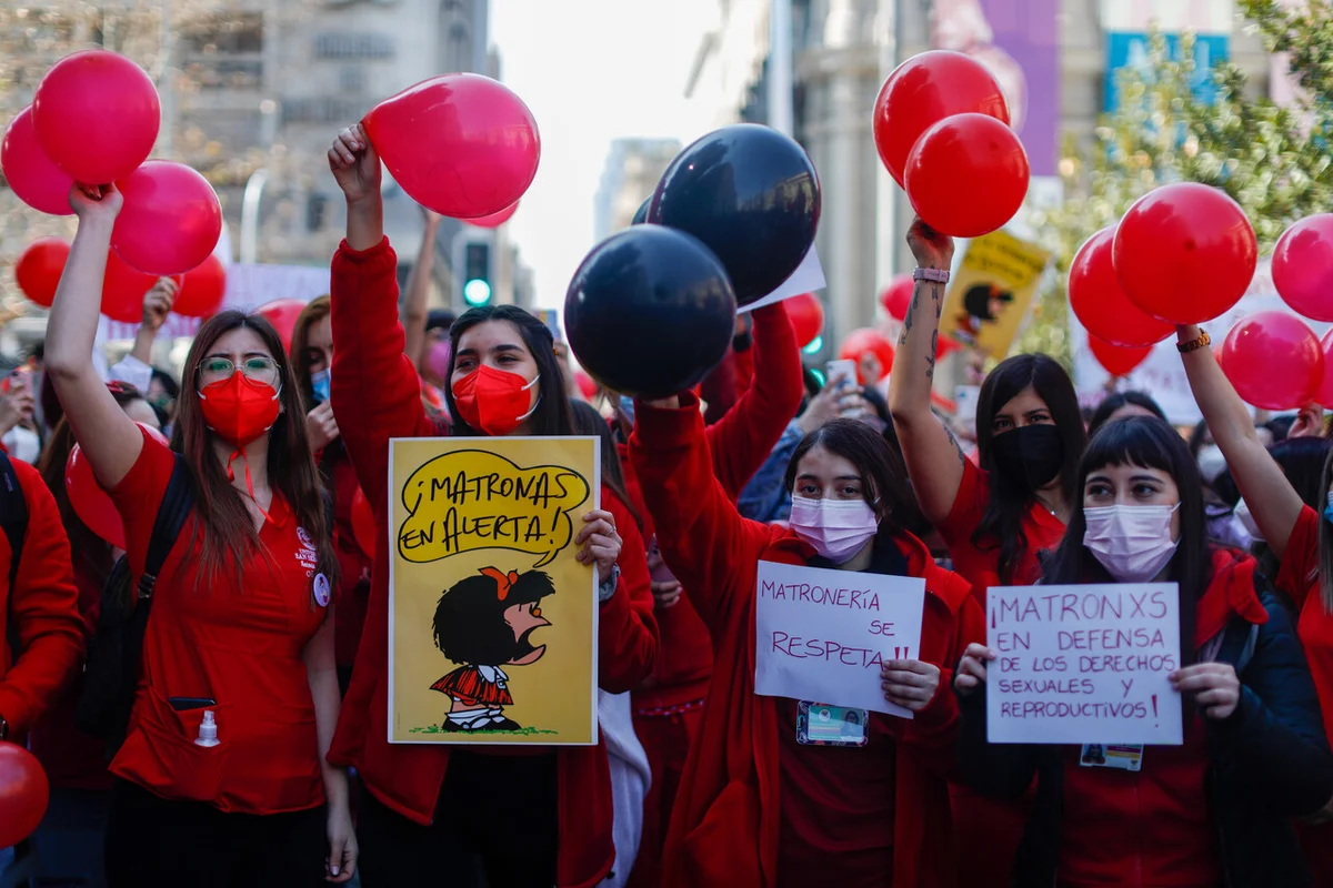 Matronas acusan menoscabo tras reforma del Minsal que las dejaría sin poder ejercer y anuncian movilización