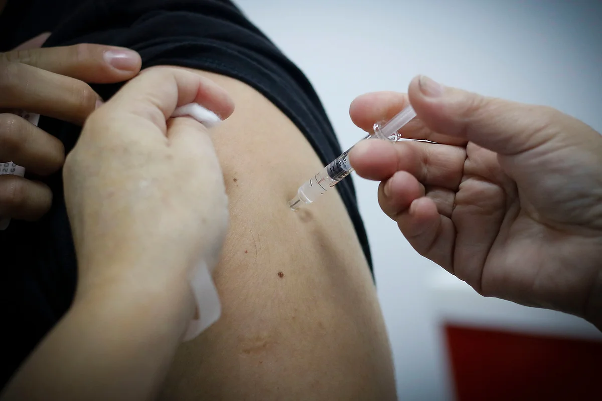 Tras alza de brotes de sarampión en Latinoamérica: Revisa si te corresponde vacunarte y qué hacer si viajas