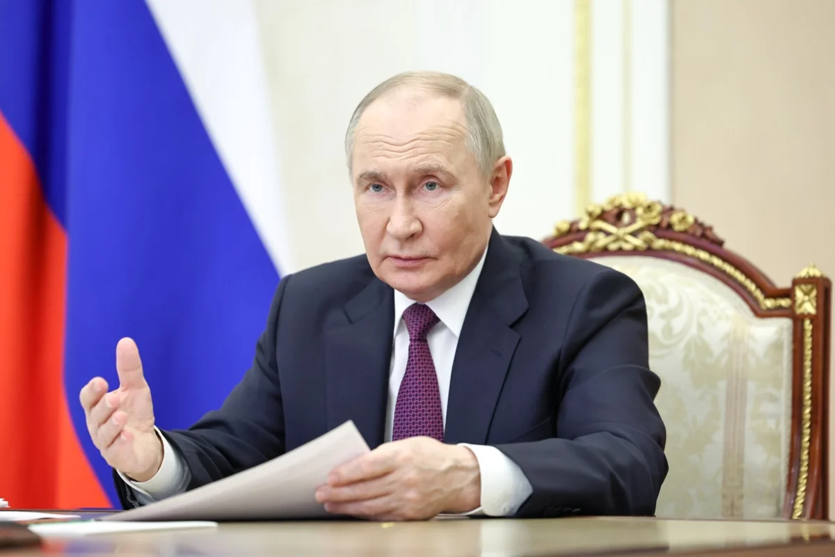 Putin prohíbe series y películas donde mujeres posterguen la maternidad en un intento de aumentar la natalidad de Rusia