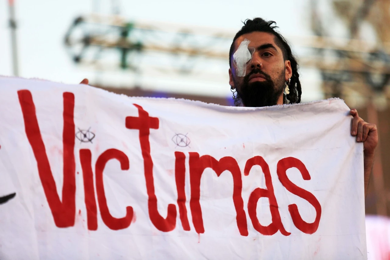Sobrevivientes del Estallido Social aseguran que gobierno de Boric quitó prioridad a Ley de Reparación Integral y se retiran de mesa de trabajo