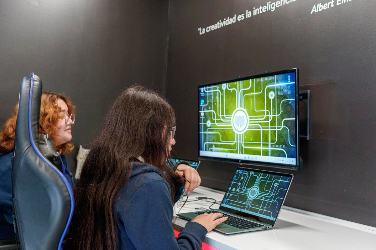 Educación tecnológica para reducir brechas de género: La Pintana inaugura primera Hacker House para niñas en Chile