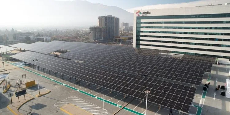 Así se ven los paneles solares instalados en Mallplaza Vespucio.