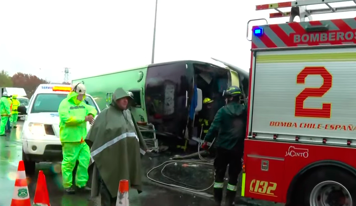 Ruta 5 Sur cortada en ambos sentidos por grave accidente de bus de dos pisos: Difícil rescate de cuerpos