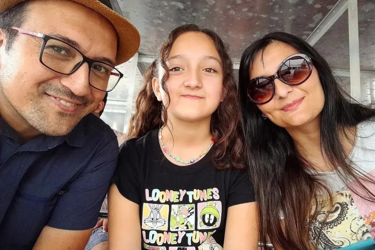 Las historias de esfuerzo de migrantes chilenos en EEUU para reinventarse desde cero que retrata programa de entrevistas