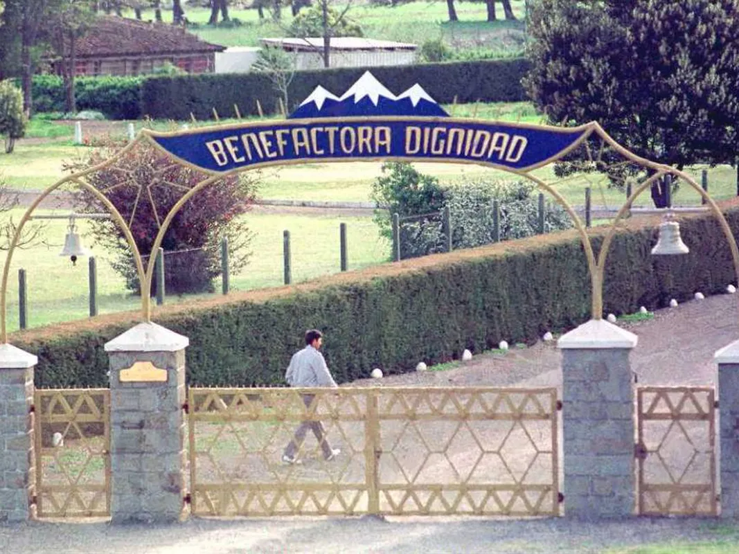 Embajada de Alemania en Chile cierra la puerta a personas de exColonia Dignidad: Buscan frenar expropiación
