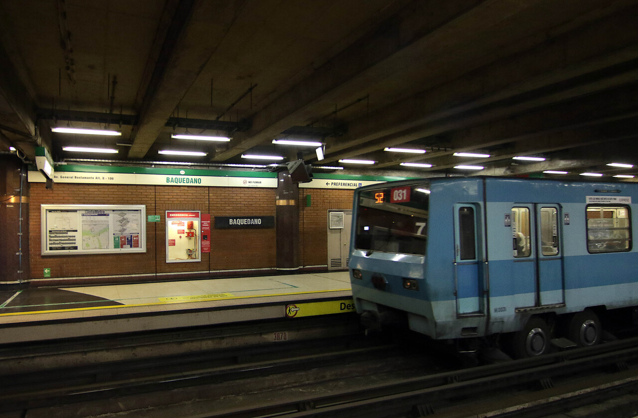 Metro de Santiago nuevamente presenta retrasos: Usuarios reportan problemas en Línea 4