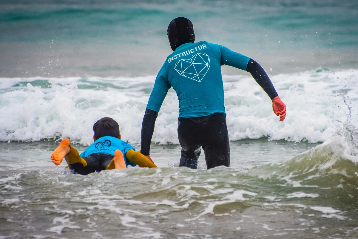 Las olas como método sanador: Crece tendencia de surf terapéutico para rehabilitar a niños vulnerables