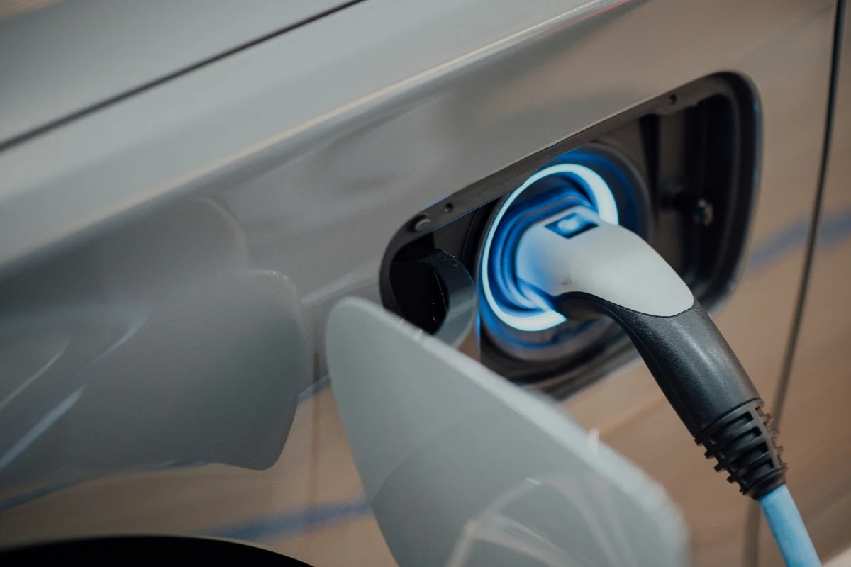4 beneficios de cambiarte a un auto eléctrico o híbrido