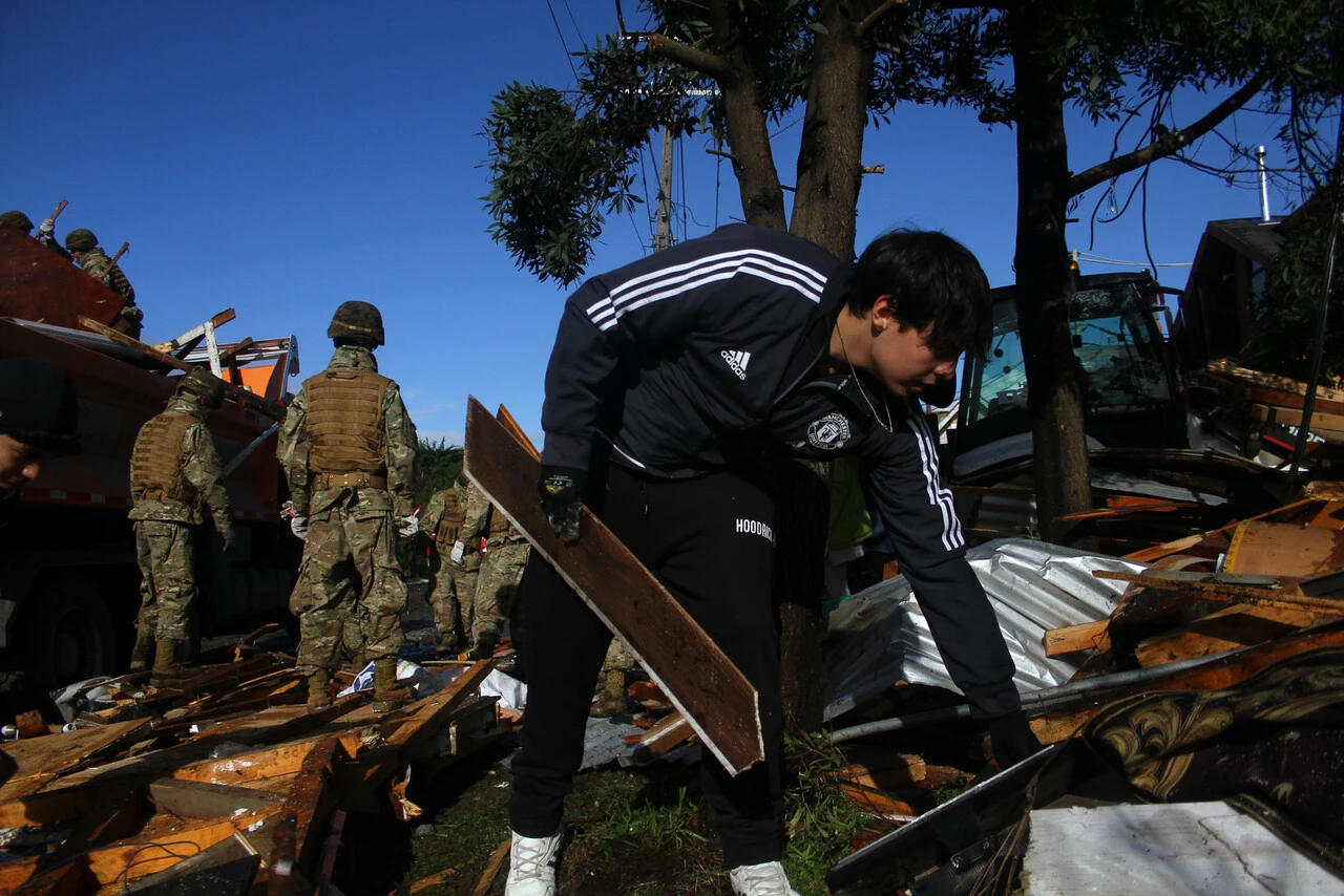 Riesgo de electrocución, lesiones y contacto con asbesto: Dan consejos para voluntarios que reconstruyen Puerto Varas