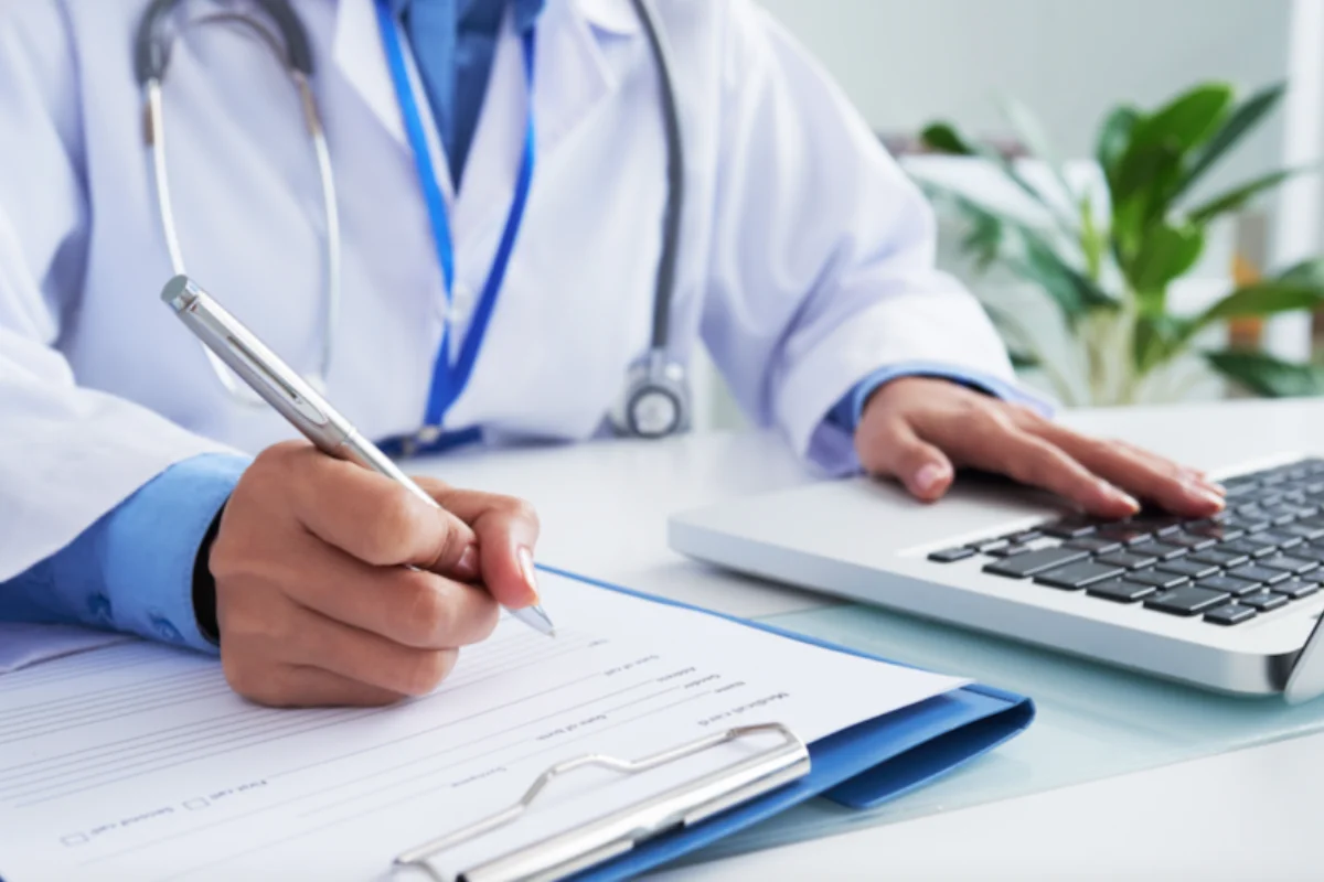 Funcionario de educación municipal salió 20 veces de Chile con licencia médica y faltó más de 1 año al trabajo